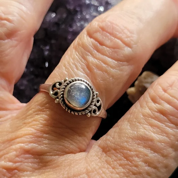 Sterling silver Moonstone ring with pretty designs on the band. - Picture 4 of 7